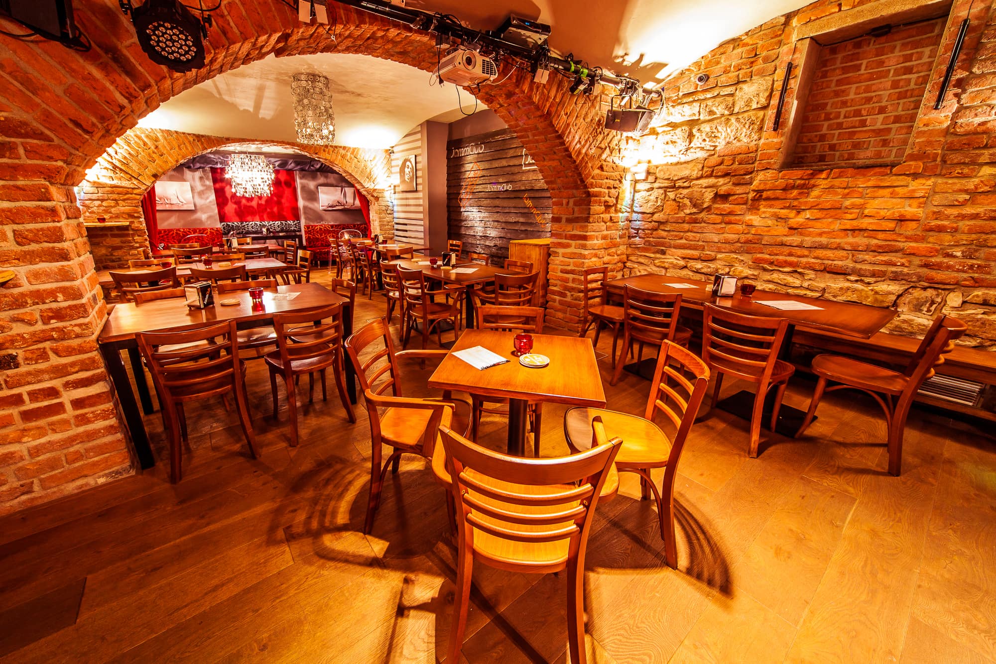 Hlavní sál klubu JammClub s cihlovými oblouky